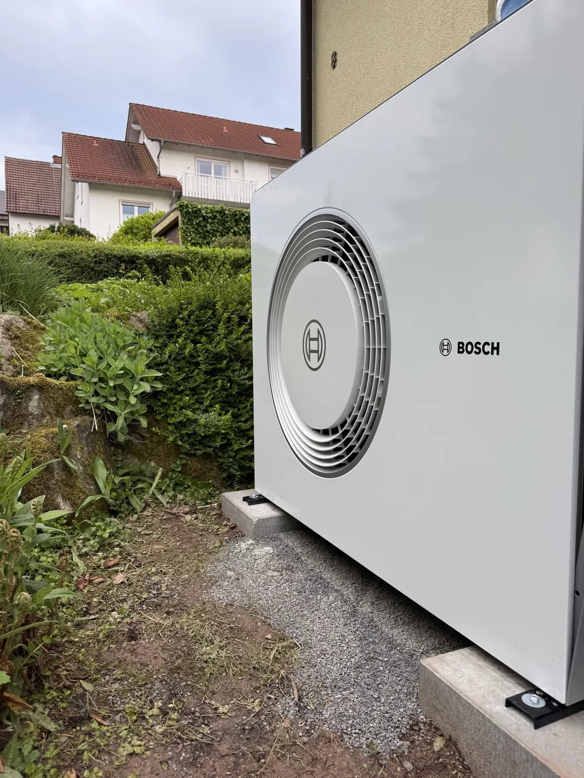 Luft-Wasser-Wärmepumpe von EnergiePlus, außen an der Hauswand aufgestellt
